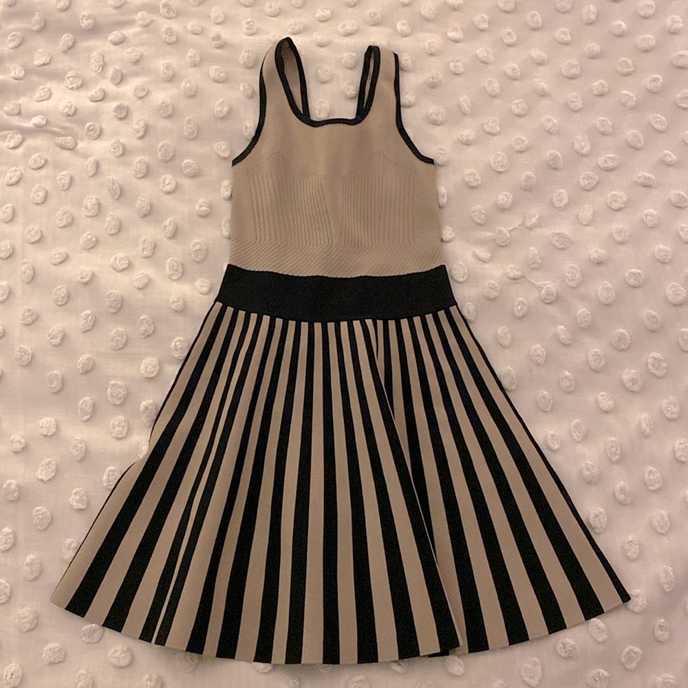 Flirty GUESS dress 👗